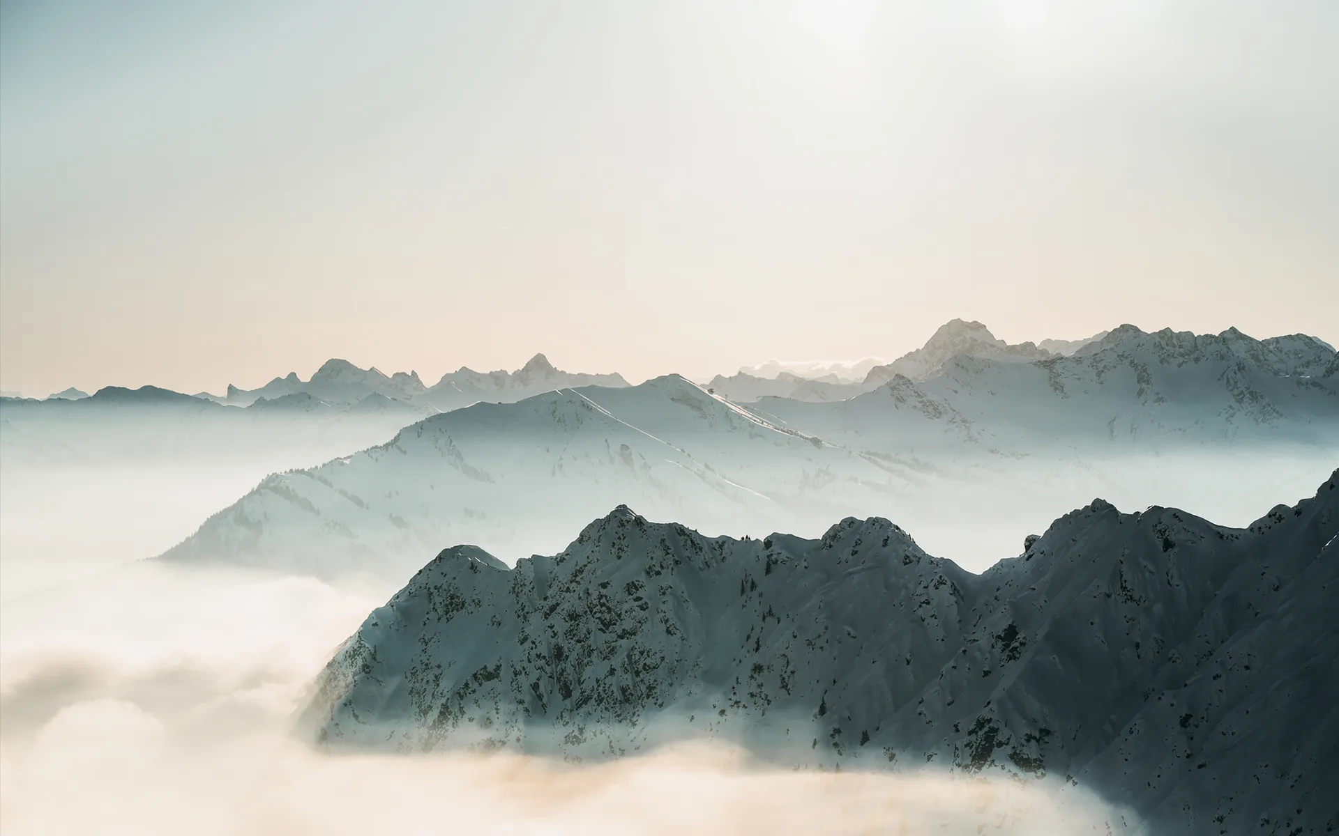 云海中的雪山